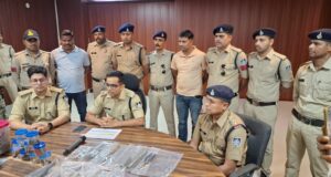 बीच शहर में पिता-पुत्र बना रहे थे अवैध हथियार