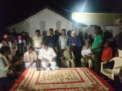 मृतक आदिवासी परिवार की आर्थिक सहायता के लिए आगे आए हरिशंकर खटीक परिवार को दिया हर संभव मदद व न्याय दिलाने का भरोसा