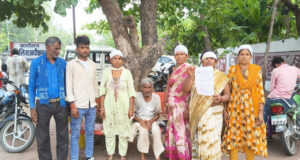 सगे भाइयों और भाभी पर माता-पिता व बहनों पीटने का आरोप, कलेक्टर से न्याय की गुहार