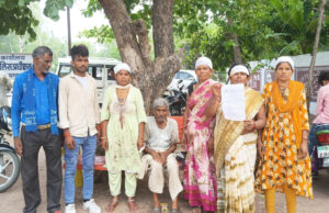 सगे भाइयों और भाभी पर माता-पिता व बहनों पीटने का आरोप, कलेक्टर से न्याय की गुहार