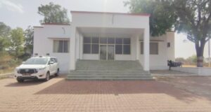 सरकारी रेस्ट हाउस में अंगद की तरह जमे आला अधिकारियों के पैर, सरकारी आवास पड़े खाली, अफसर भी ले रहे रेस्ट हाउस की तमाम सुविधाएं, सरकार को लगा रहे लाखों का चूना