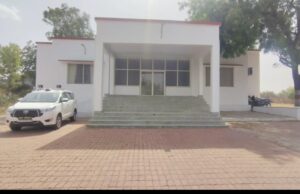 सरकारी रेस्ट हाउस में अंगद की तरह जमे आला अधिकारियों के पैर, सरकारी आवास पड़े खाली, अफसर भी ले रहे रेस्ट हाउस की तमाम सुविधाएं, सरकार को लगा रहे लाखों का चूना
