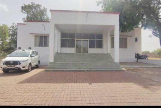 सरकारी रेस्ट हाउस में अंगद की तरह जमे आला अधिकारियों के पैर, सरकारी आवास पड़े खाली, अफसर भी ले रहे रेस्ट हाउस की तमाम सुविधाएं, सरकार को लगा रहे लाखों का चूना